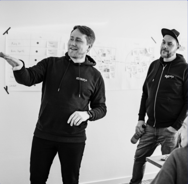 Marcel Schubert erklärt am Whiteboard
