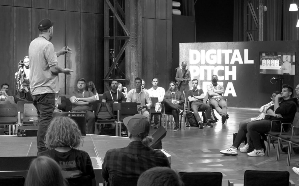 Marcel Schubert auf der Bühne der Digital Pitch Arena