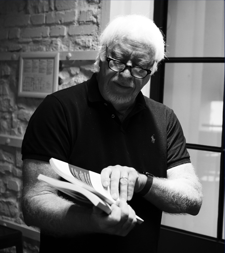 Marty Neumeier liest in einem Buch